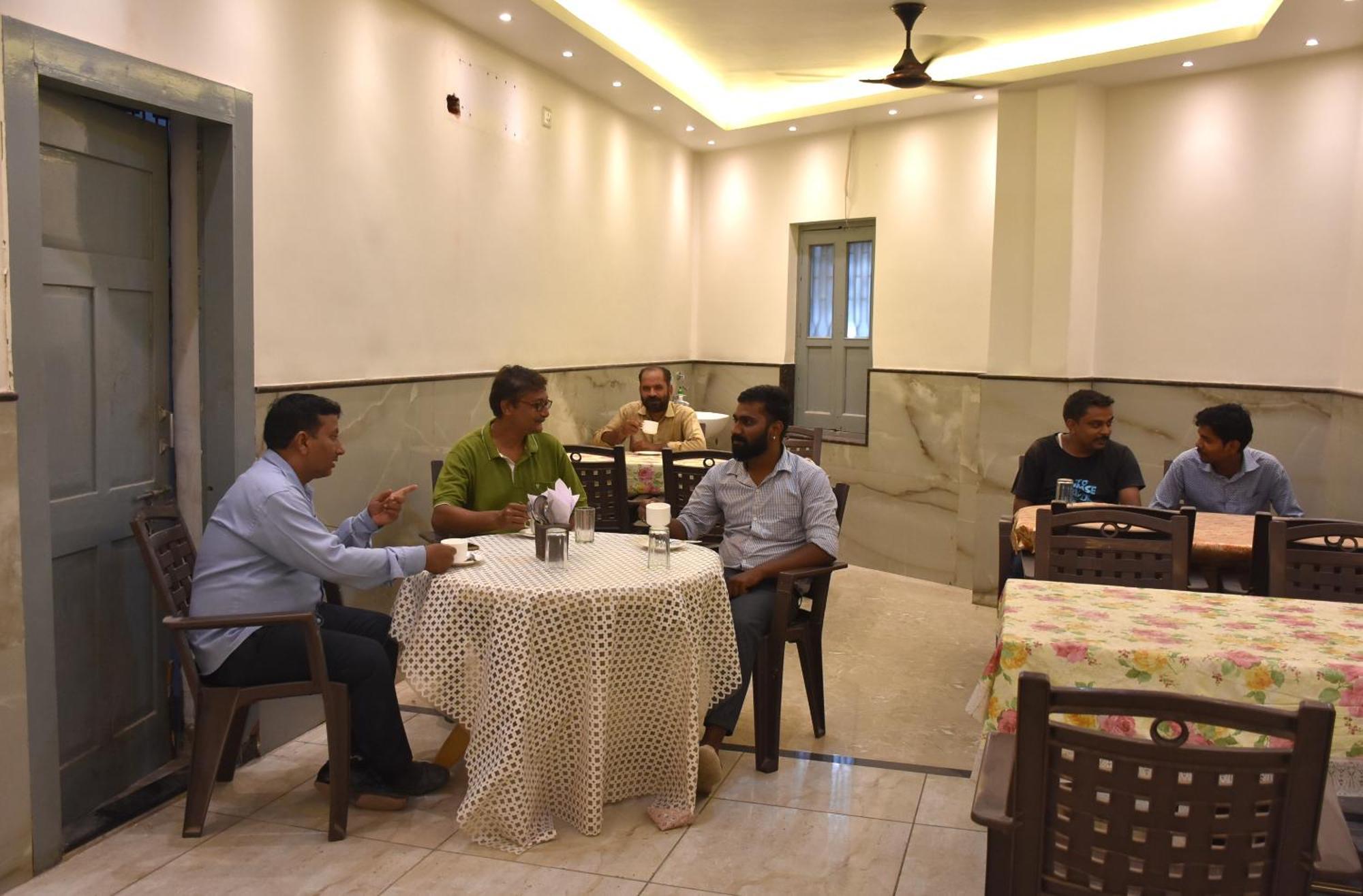 Hotel R B International Varanasi Bagian luar foto