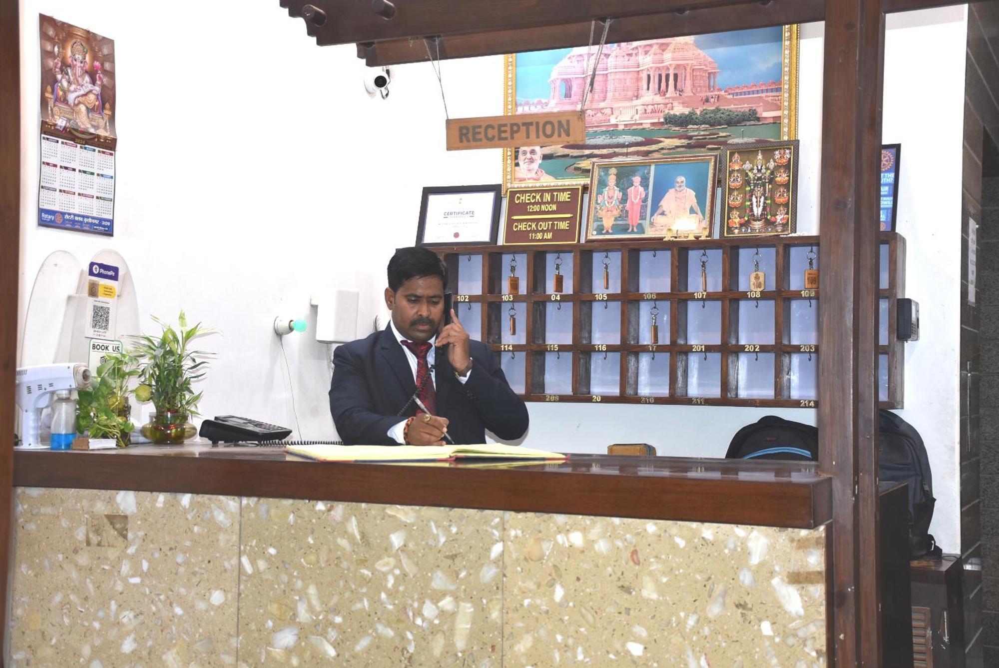 Hotel R B International Varanasi Bagian luar foto