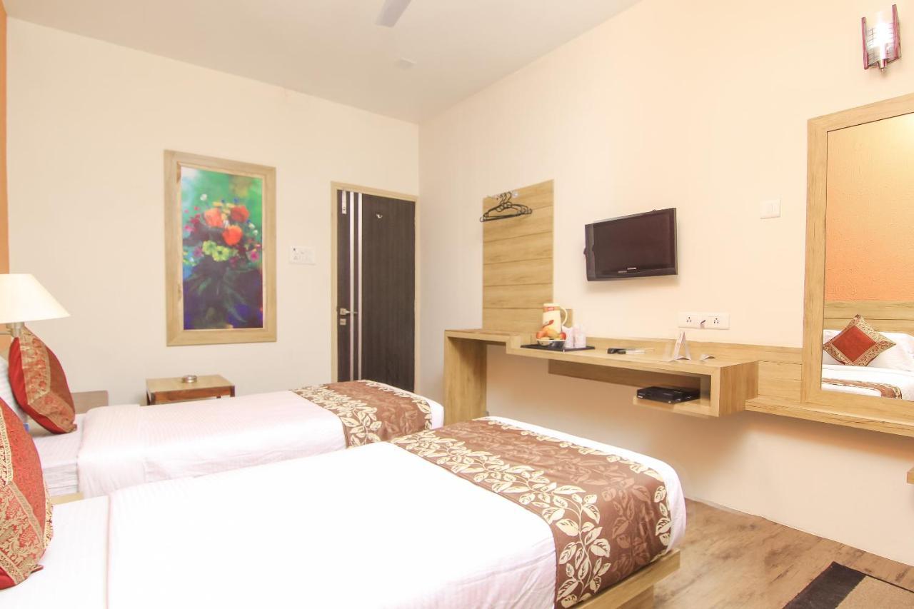 Hotel R B International Varanasi Bagian luar foto