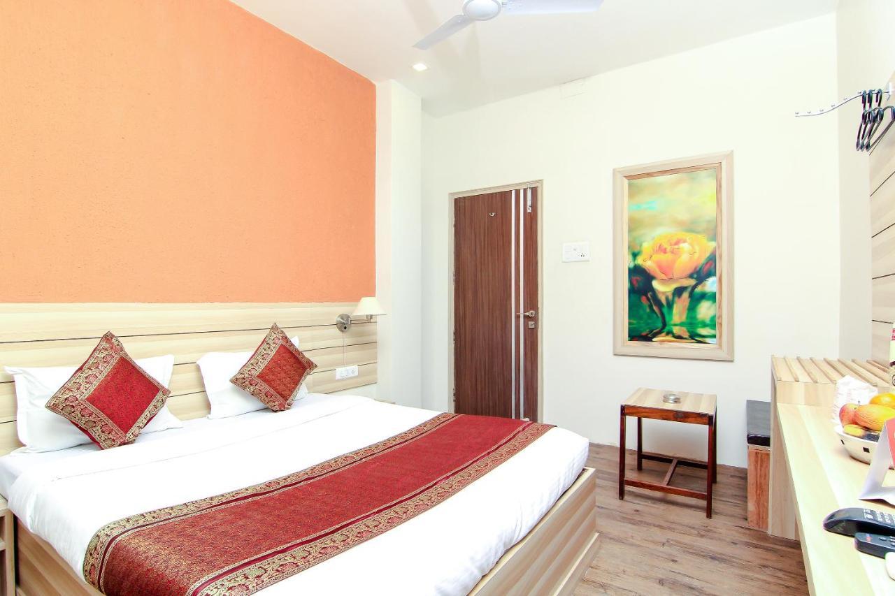 Hotel R B International Varanasi Bagian luar foto