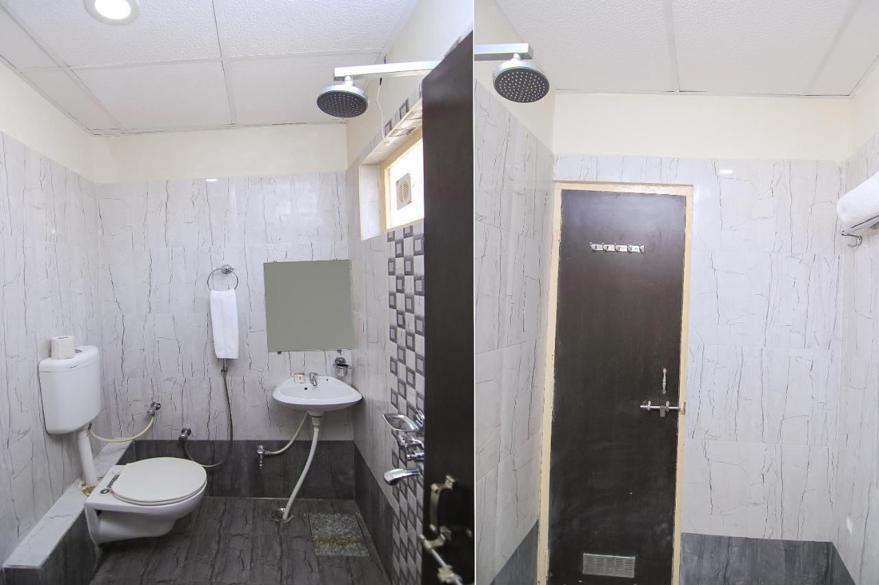 Hotel R B International Varanasi Bagian luar foto